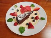 Amélies Schokoladentarte auf Vanillespiegel, Himbeerparfait und frischen Früchten - Rezept