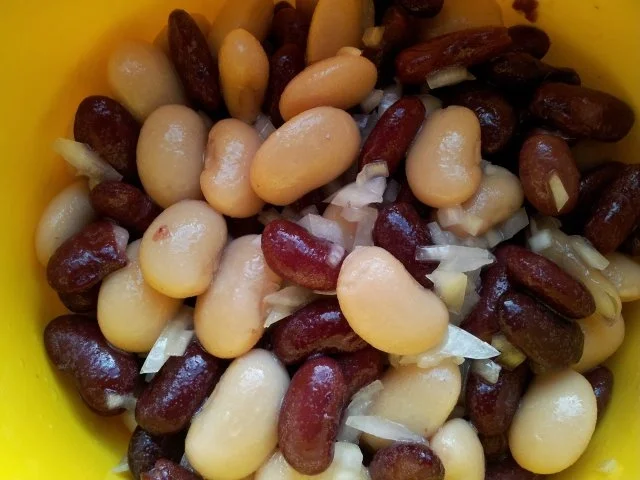 Salat von weißen Riesen-und Kidneybohnen süß-sauer - Rezept