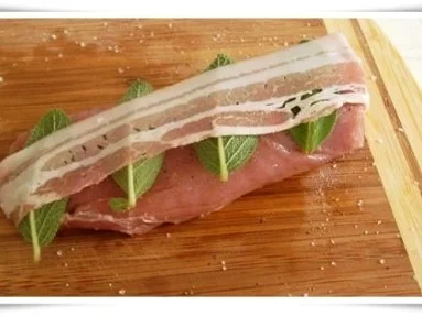 Rezept: Schweinefilet im Salbei-Speckmantel Bild Nr. 7 Schweinefilet im Salbei-Speckmantel - Rezept - Bild Nr. 7