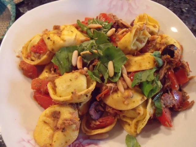 Tortellini oder Ravioli mit Oliven und Thunfisch - Rezept
