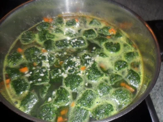 Rezept: knofisuppe mit viel spinat-wirkungsvoll wie köstlich und einfach,vorsuppe Bild Nr. 5 knofisuppe mit viel spinat-wirkungsvoll wie köstlich und einfach,vorsuppe - Rezept - Bild Nr. 5