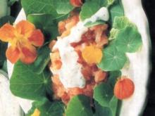 Kapuzinerkressesalat mit Lachs und Schnittlauchdressing - Rezept