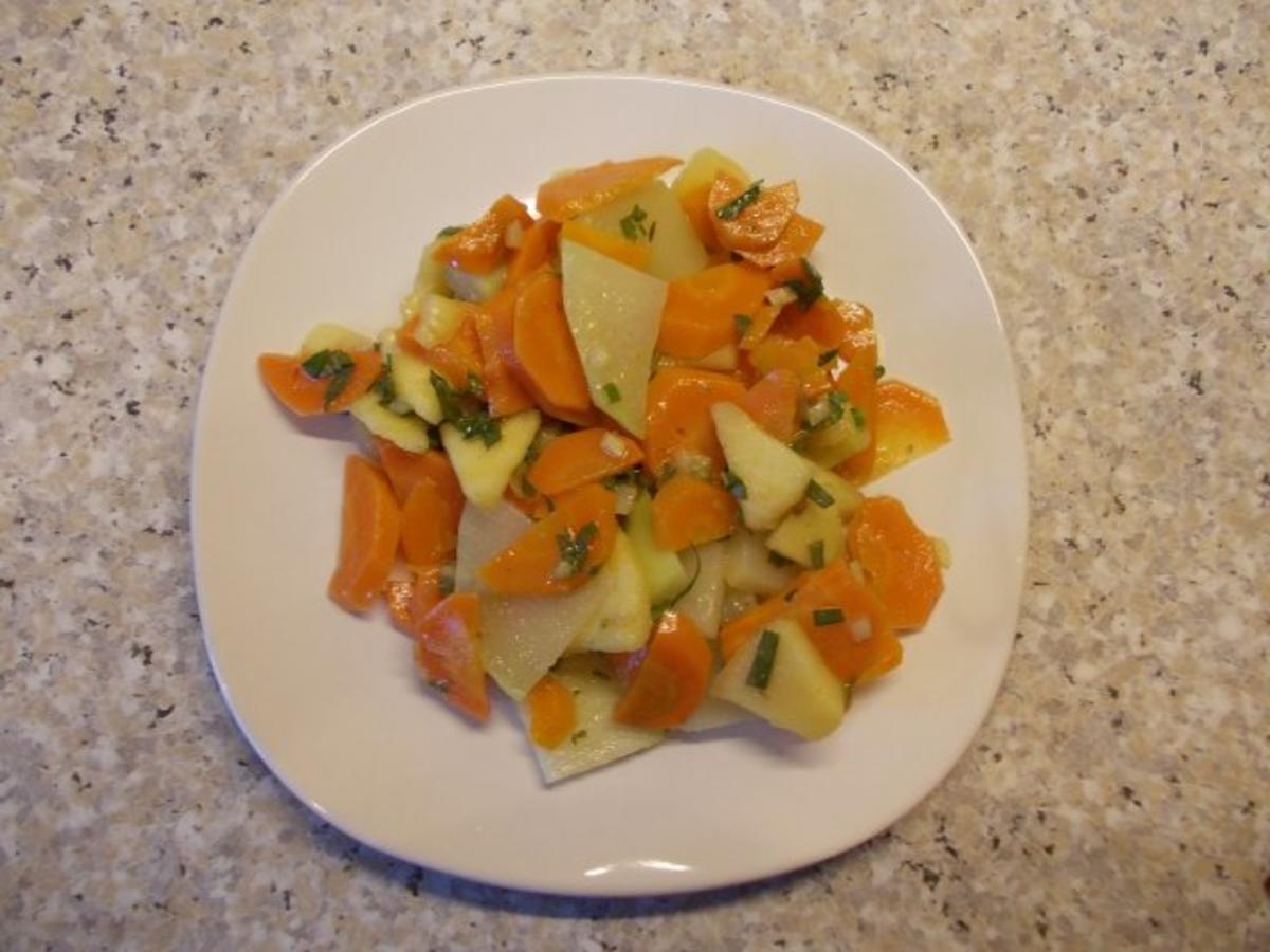 Kohlrabi-Karotten-Salat mit Äpfeln und frischen Kräutern - Rezept ...