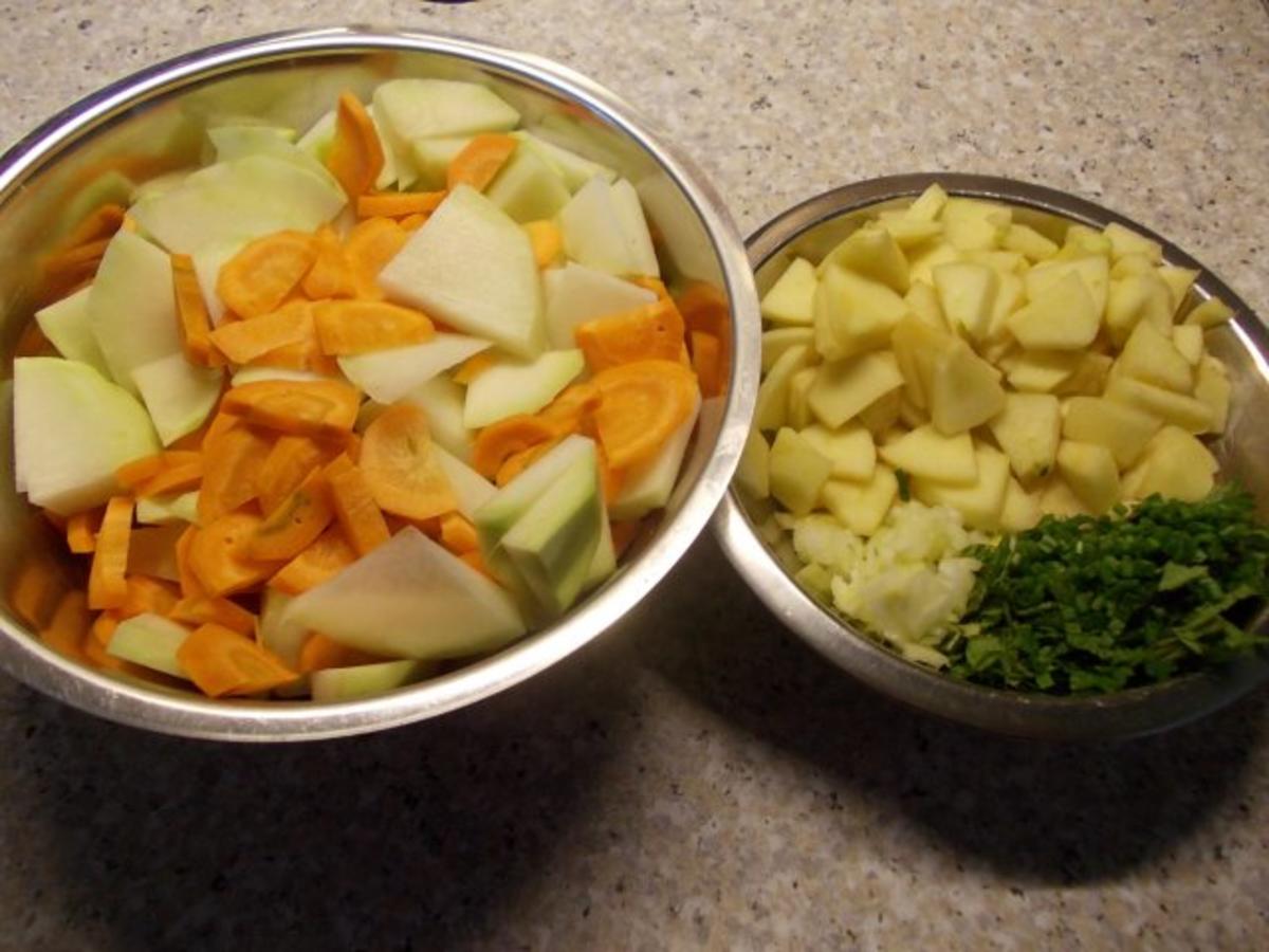 Kohlrabi-Karotten-Salat mit Äpfeln und frischen Kräutern - Rezept - Bild Nr. 3