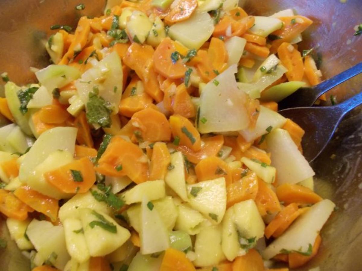 Kohlrabi-Karotten-Salat mit Äpfeln und frischen Kräutern - Rezept - Bild Nr. 6