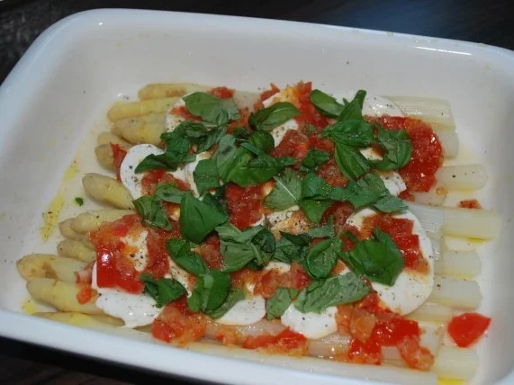 Rezept: Gratinierter Spargel "Caprese" Bild Nr. 4 Gratinierter Spargel "Caprese" - Rezept - Bild Nr. 4