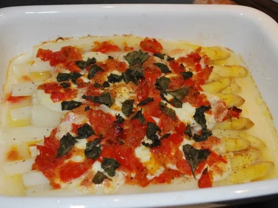 Rezept: Gratinierter Spargel "Caprese" Gratinierter Spargel "Caprese" - Rezept