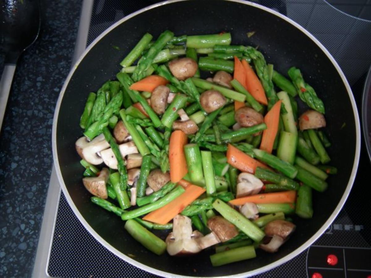 Spargel-Champignons-Salat mit Zucchini und Speckwürfel (lauwarm ...