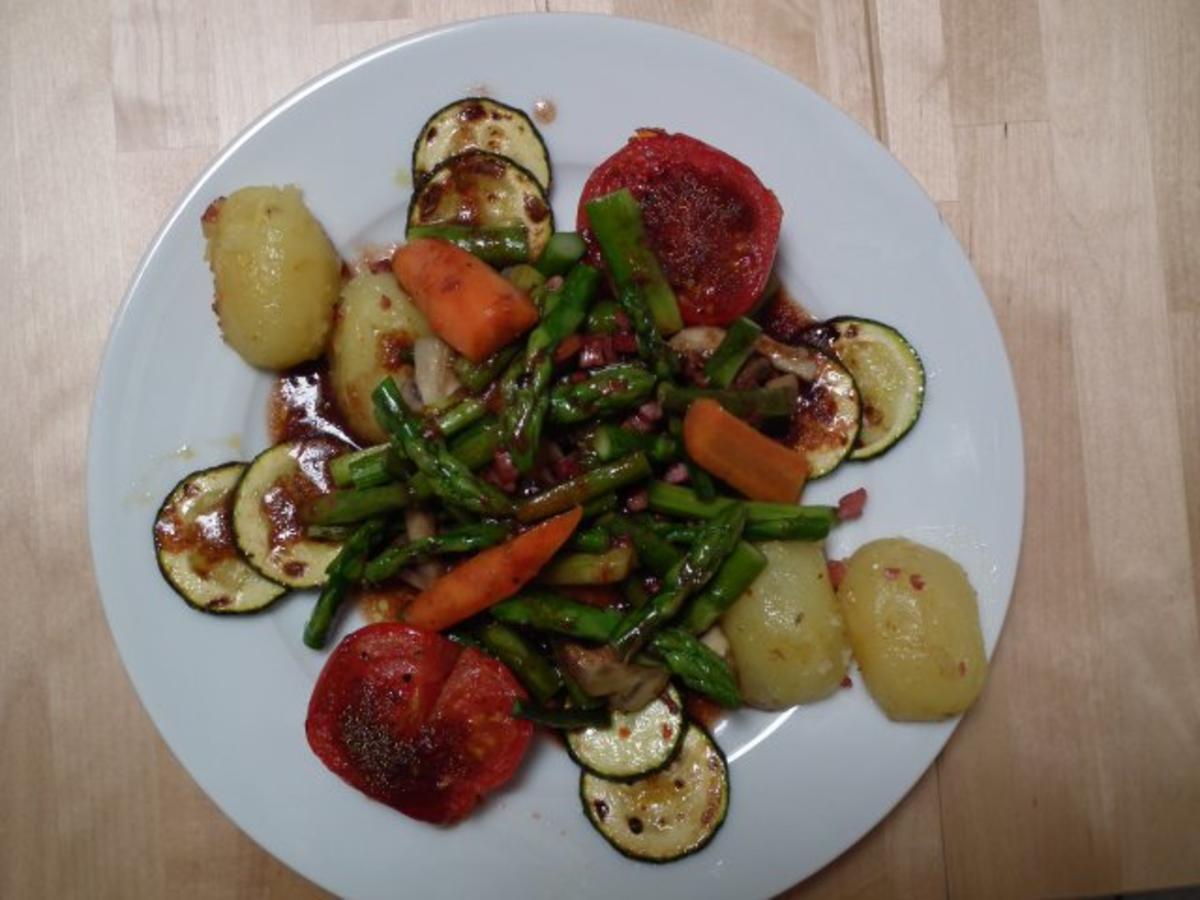 Spargel-Champignons-Salat mit Zucchini und Speckwürfel (lauwarm ...