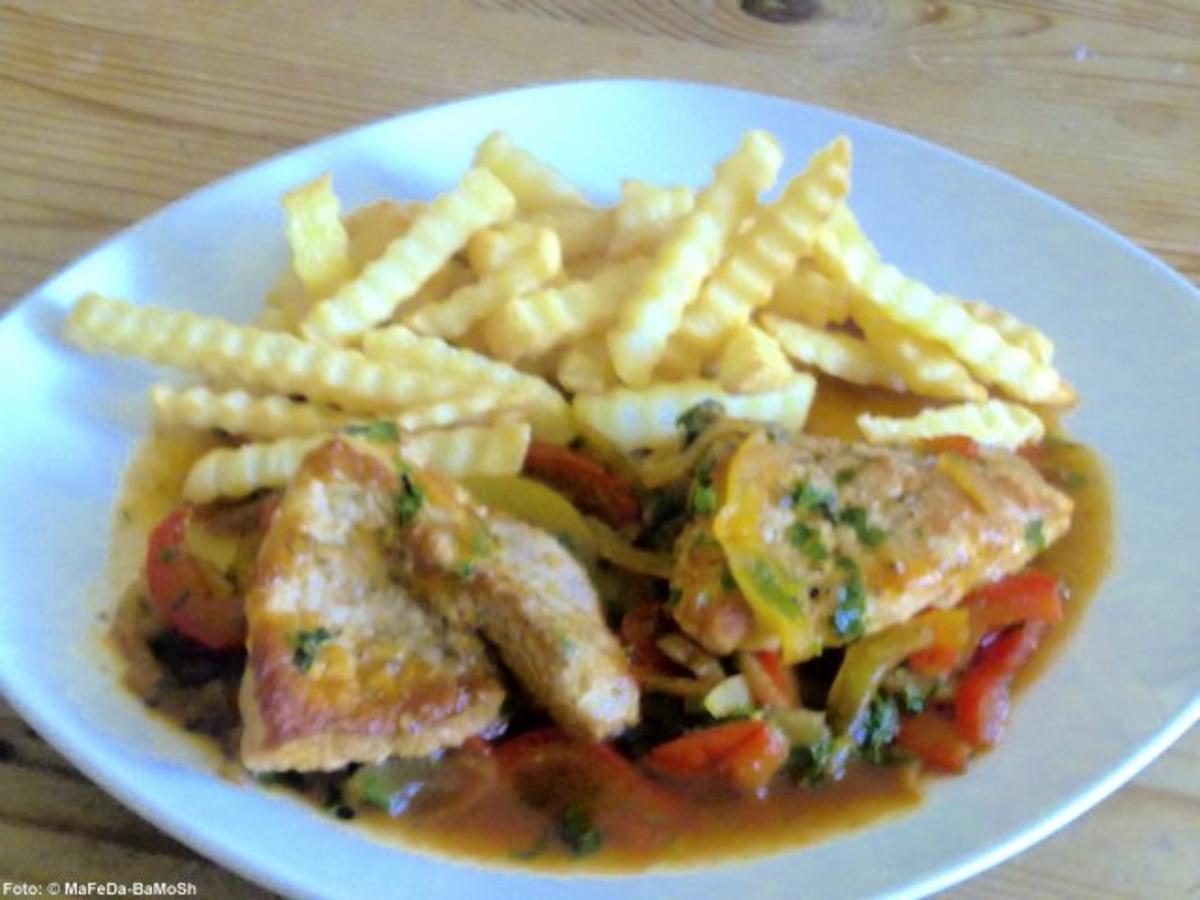 Bilder für Paprikaschnitzel mit je 1 gelbe und rote Paprikaschote und Zwiebel - Rezept