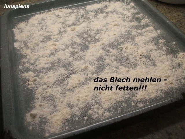 Pikantes Backen: Pizzateig, der 397ste von  Umberto Napolitano, dem Pizza-Akrobaten - Rezept - Bild Nr. 4