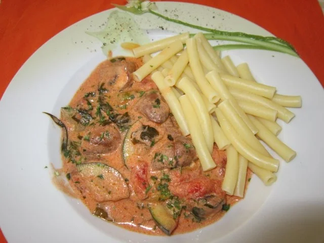 Champignons und Zuccini in Tomaten -Rahmsoße - Rezept