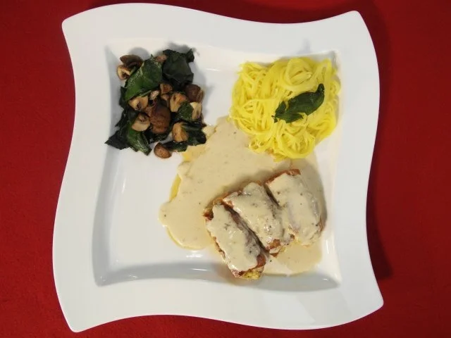Schweinelende "San Daniele" an Mangold-Champignon-Gemüse mit Tagliolini - Rezept