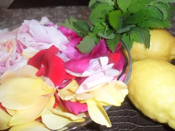 Rezept: rosensirup---herrlicher geruch an händen und in der küche Bild Nr. 3 rosensirup---herrlicher geruch an händen und in der küche - Rezept - Bild Nr. 3