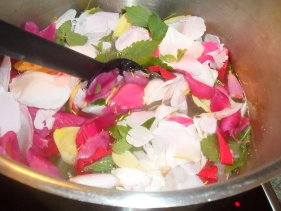 Rezept: rosensirup---herrlicher geruch an händen und in der küche Bild Nr. 7 rosensirup---herrlicher geruch an händen und in der küche - Rezept - Bild Nr. 7