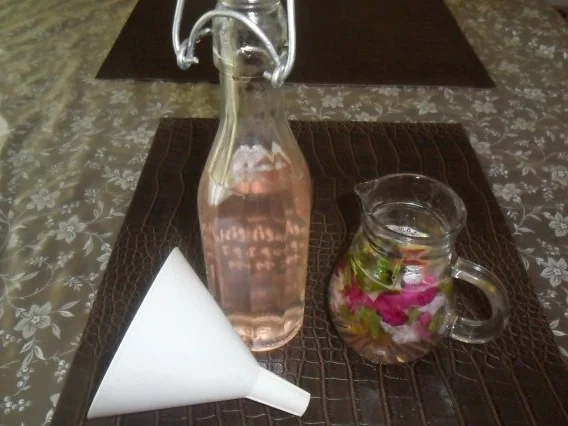 Rezept: rosensirup---herrlicher geruch an händen und in der küche Bild Nr. 10 rosensirup---herrlicher geruch an händen und in der küche - Rezept - Bild Nr. 10