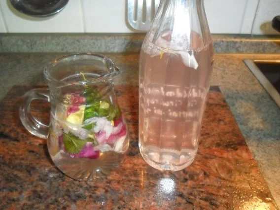 Rezept: rosensirup---herrlicher geruch an händen und in der küche Bild Nr. 11 rosensirup---herrlicher geruch an händen und in der küche - Rezept - Bild Nr. 11