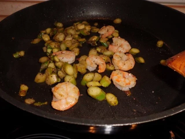 Rezept: Pfannengericht: Gedünsteter Grüner Spargel mit Garnelen Bild Nr. 4 Pfannengericht: Gedünsteter Grüner Spargel mit Garnelen - Rezept - Bild Nr. 4