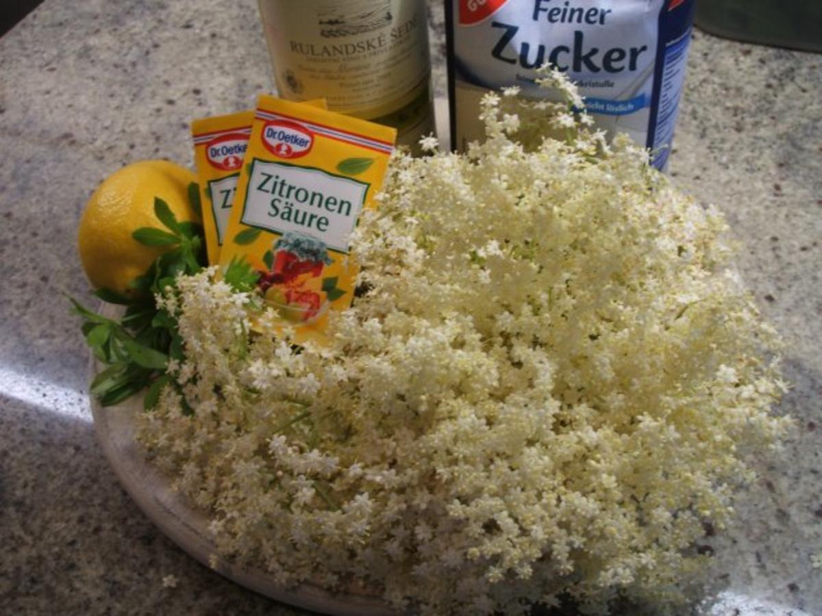 Vorrat: Holunder Waldmeister Sirup - einfach - von lunapiena Vorrat: Holunder Waldmeister Sirup - einfach - von lunapiena