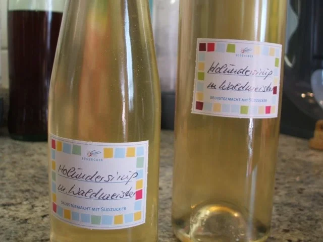 Rezept: Vorrat: Holunder-Waldmeister-Sirup Vorrat: Holunder-Waldmeister-Sirup - Rezept