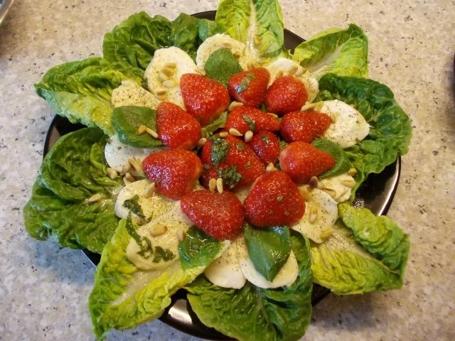Romanasalat mit Mozarella und Erdbeeren - Rezept