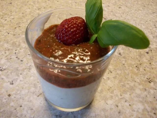 Quarkcreme mit Erdbeer-Basilikum-Pesto - Rezept