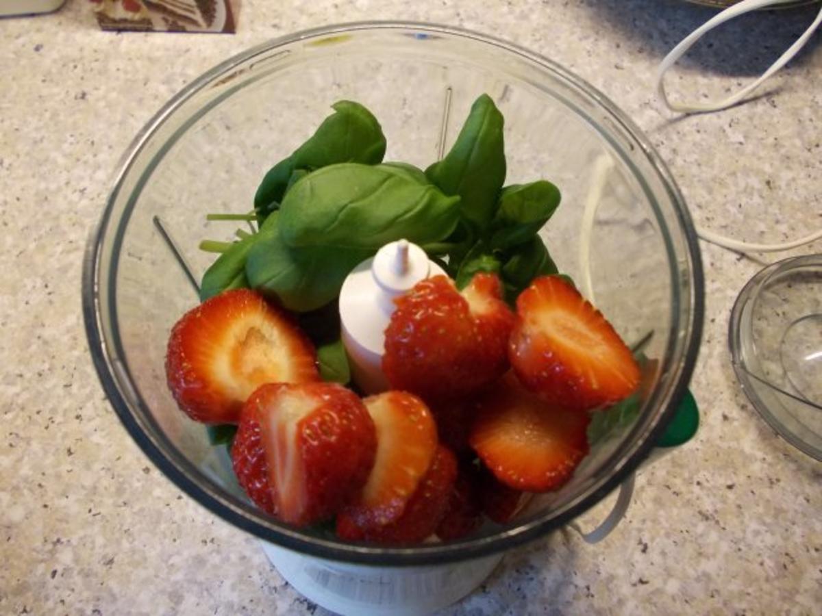 Quarkcreme mit Erdbeer-Basilikum-Pesto - Rezept - Bild Nr. 3