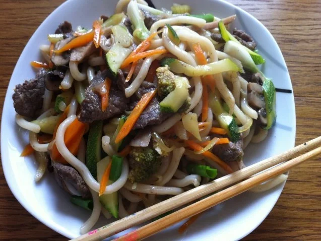 Asiatische Udon nudeln mit Rindfleisch - Rezept
