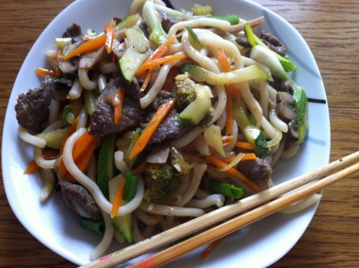 Bilder für Asiatische Udon nudeln mit Rindfleisch - Rezept