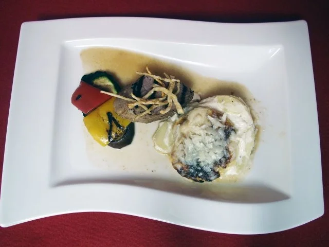 Kartoffelgratin mit Bergkäse, mediterranes Grillgemüse und Kalbsfilet an Trockenfrüchten - Rezept