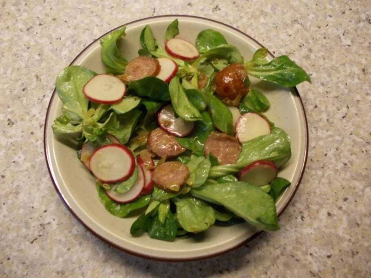 Feldsalat mit Radieschen und Bratwurstscheiben - Rezept - kochbar.de