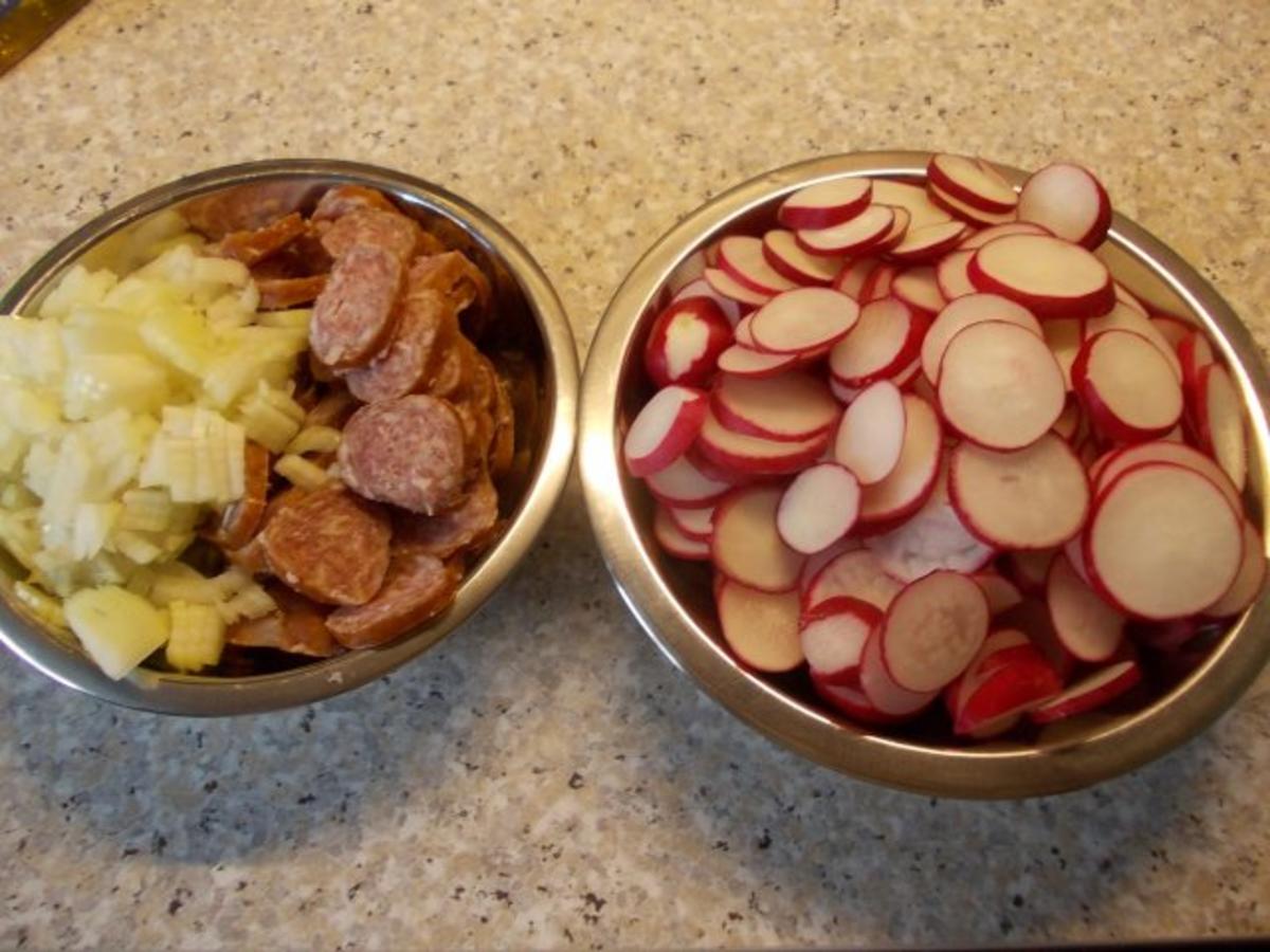 Feldsalat mit Radieschen und Bratwurstscheiben - Rezept - kochbar.de