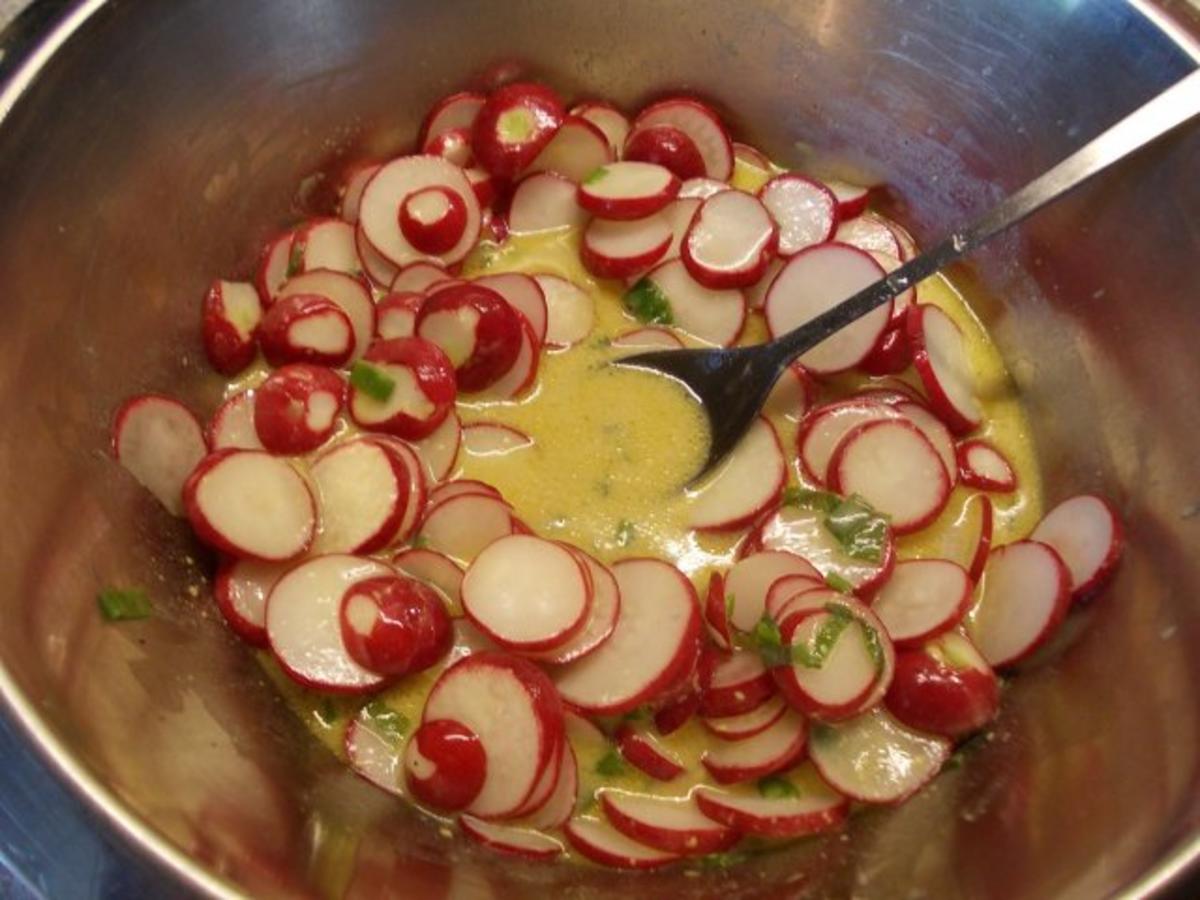 Feldsalat mit Radieschen und Bratwurstscheiben - Rezept - Bild Nr. 6