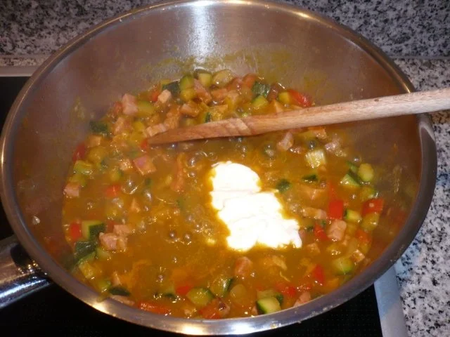 Rezept: Linguine mit Schinken-Gemüse-Schmand-Sauce Bild Nr. 6 Linguine mit Schinken-Gemüse-Schmand-Sauce - Rezept - Bild Nr. 6