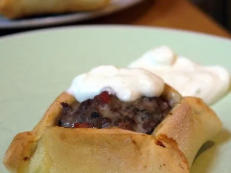 Rezept: Hackfleisch-Körbchen mit Knoblauch-Dip Hackfleisch-Körbchen mit Knoblauch-Dip - Rezept