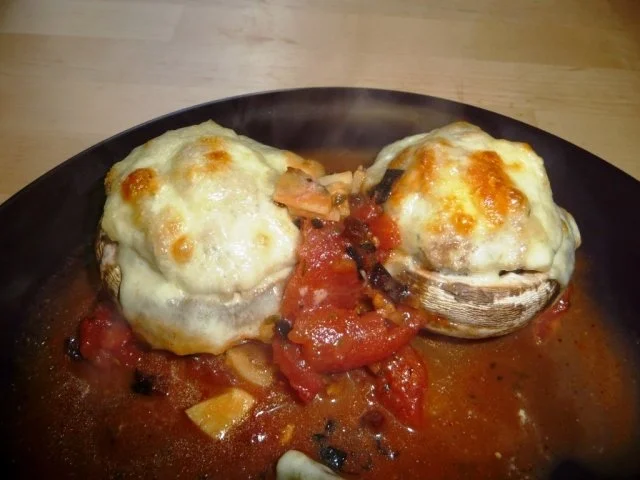 Rezept: Gefüllte Champignons in Tomatensoße Gefüllte Champignons in Tomatensoße - Rezept