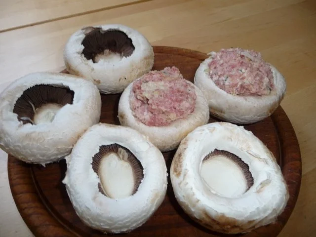 Rezept: Gefüllte Champignons in Tomatensoße Bild Nr. 3 Gefüllte Champignons in Tomatensoße - Rezept - Bild Nr. 3