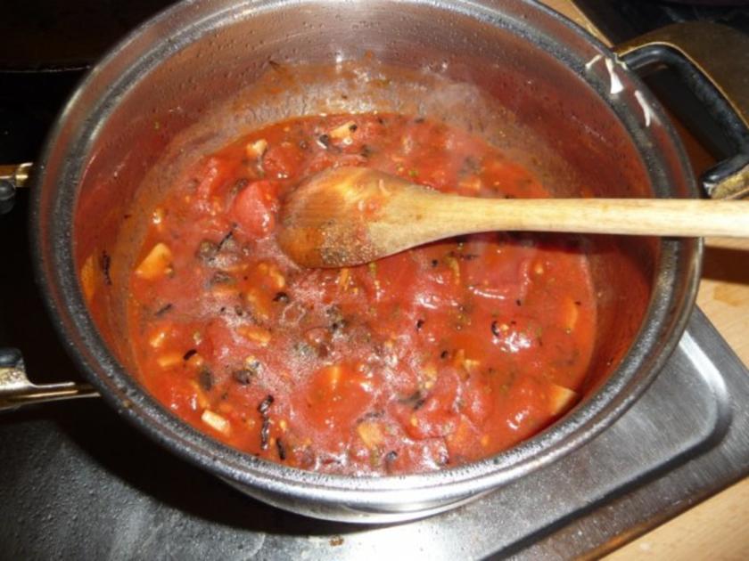 Gefüllte Champignons in Tomatensoße - Rezept - kochbar.de