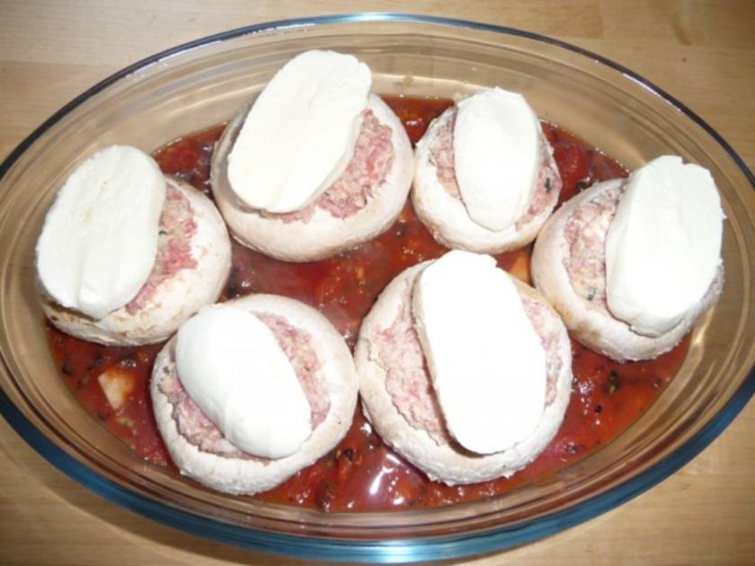 Gefüllte Champignons in Tomatensoße - Rezept - kochbar.de