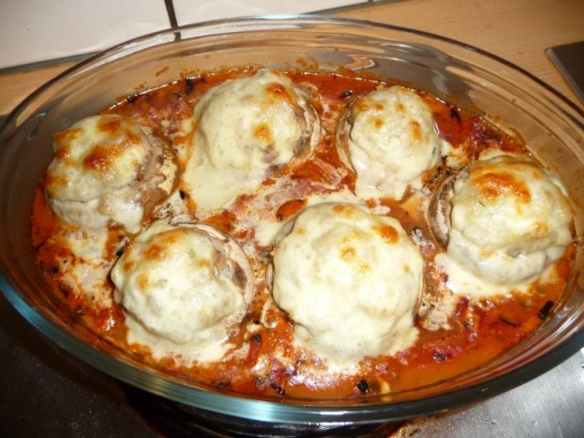 Gefüllte Champignons in Tomatensoße - Rezept - kochbar.de