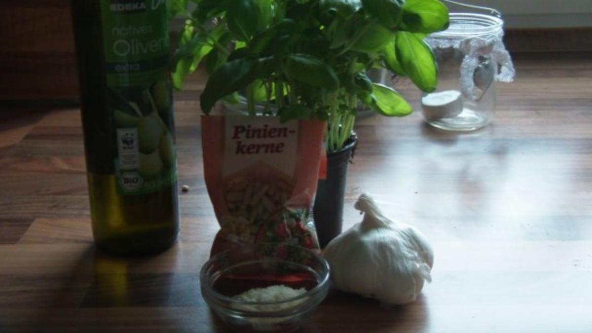 Lachsfilet auf Nudeln mit Tomaten und Pesto - Rezept - Bild Nr. 3