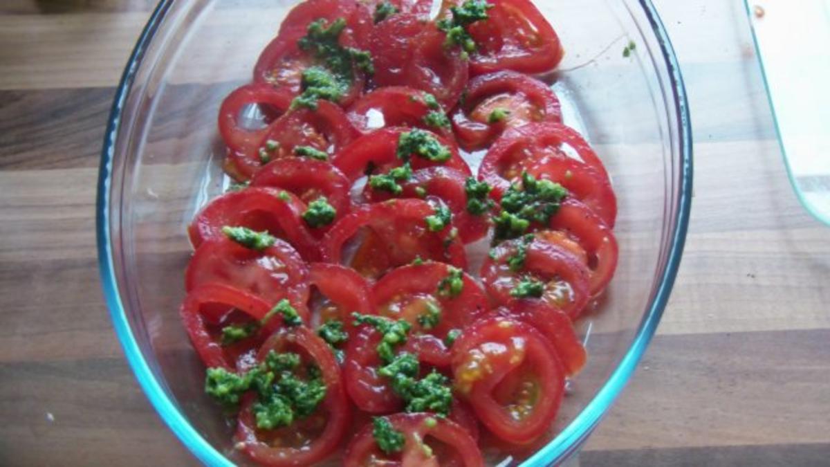 Lachsfilet auf Nudeln mit Tomaten und Pesto - Rezept - Bild Nr. 6
