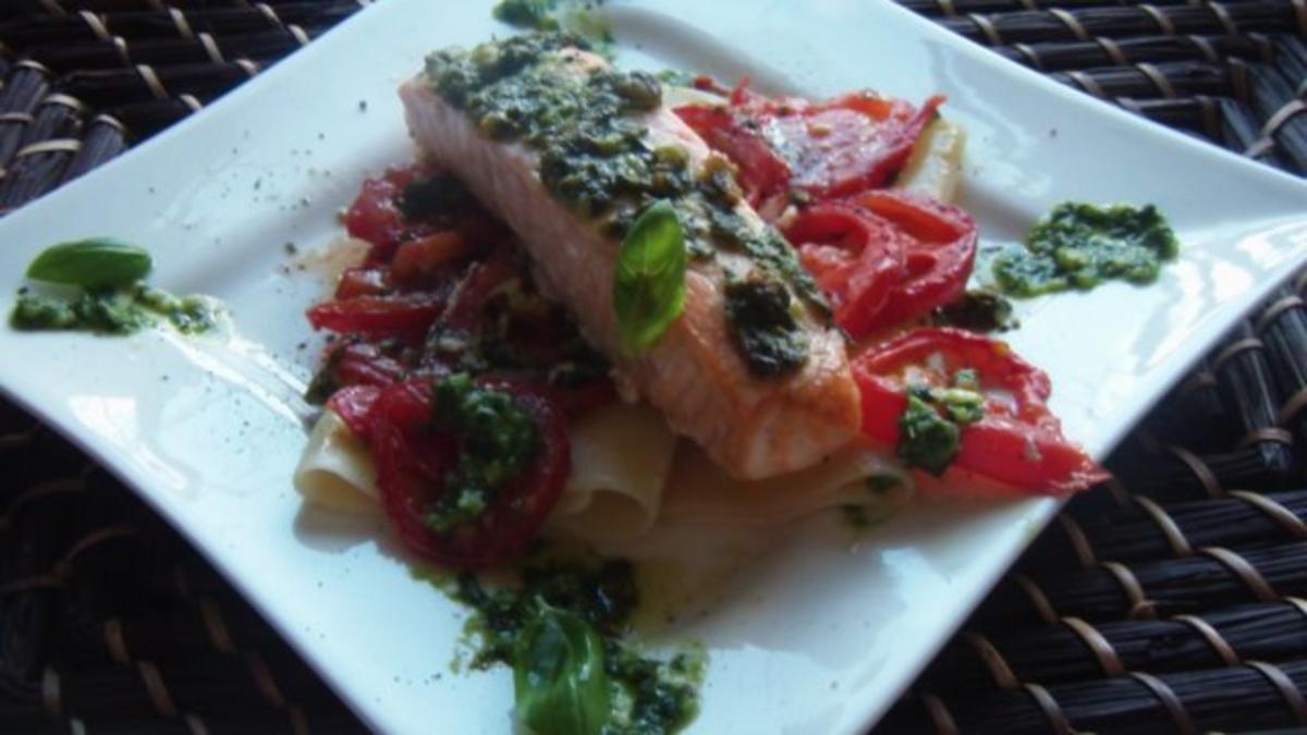 Lachsfilet auf Nudeln mit Tomaten und Pesto - Rezept - kochbar.de