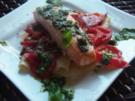 Lachsfilet auf Nudeln mit Tomaten und Pesto - Rezept