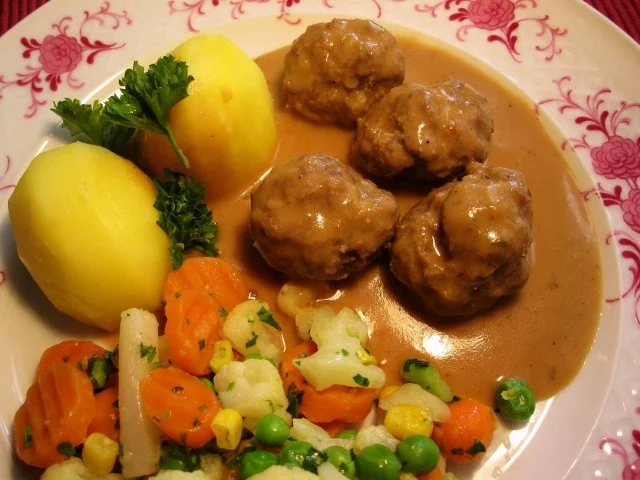 Rezept: Wildklößchen in Wacholder-Rahmsoße Wildklößchen in Wacholder-Rahmsoße - Rezept