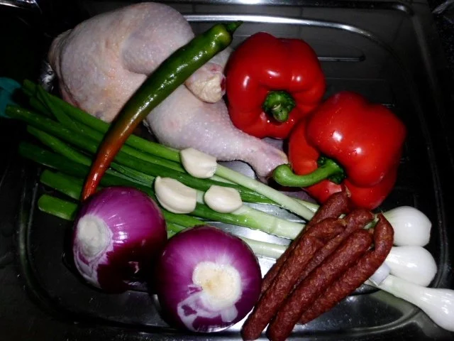 Hähnchenschenkel in einer scharfen Dilllrahmsauce, dazu Kartoffelpüree und Salat - Rezept - Bild Nr. 2