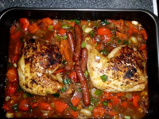 Hähnchenschenkel in einer scharfen Dilllrahmsauce, dazu Kartoffelpüree und Salat - Rezept