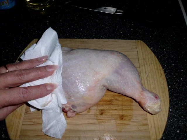 Hähnchenschenkel in einer scharfen Dilllrahmsauce, dazu Kartoffelpüree und Salat - Rezept - Bild Nr. 3