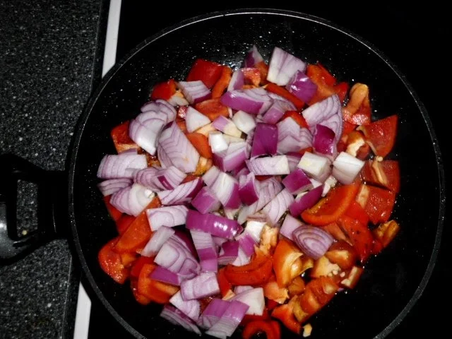 Hähnchenschenkel in einer scharfen Dilllrahmsauce, dazu Kartoffelpüree und Salat - Rezept - Bild Nr. 6