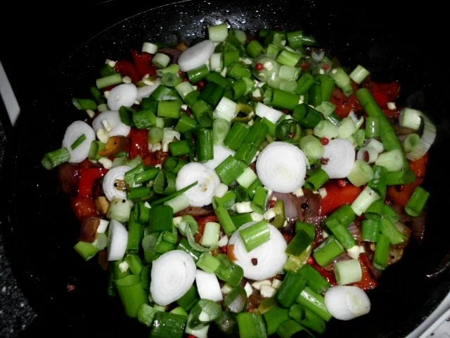 Hähnchenschenkel in einer scharfen Dilllrahmsauce, dazu Kartoffelpüree und Salat - Rezept - Bild Nr. 9